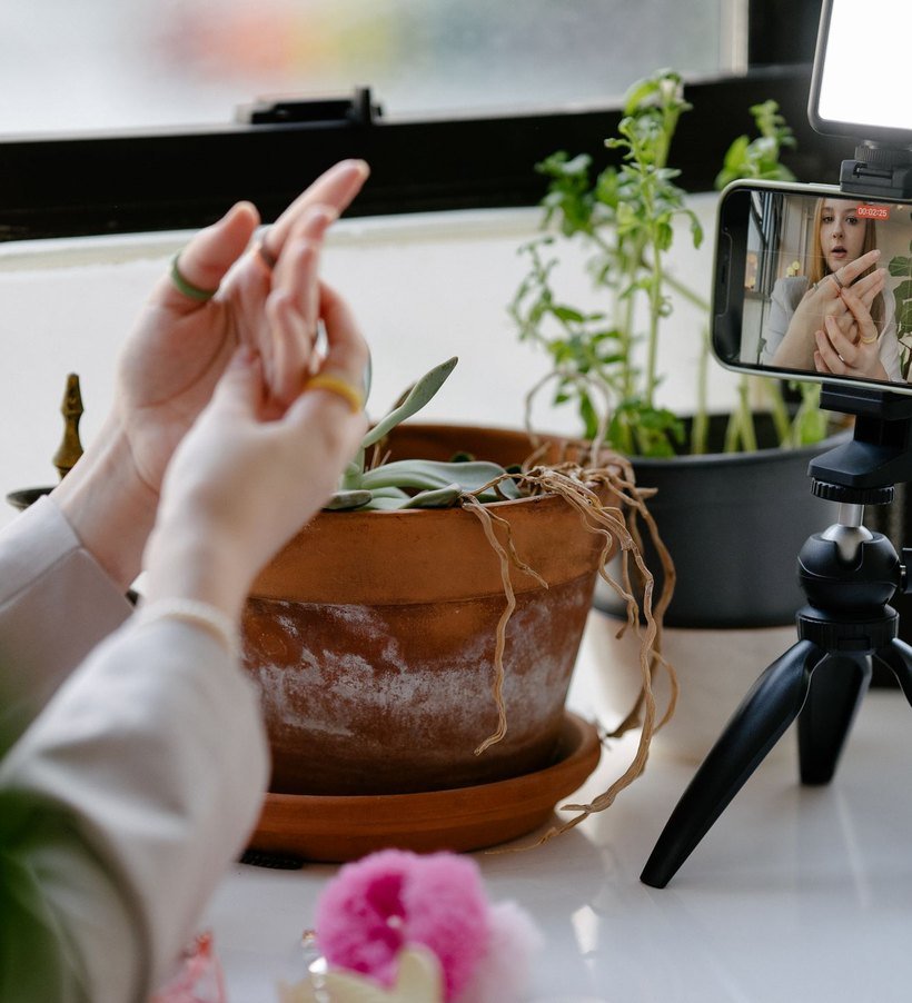 Dikey Video Çekim Rehberi: Telefonla Profesyonel Görünen İçerik Üretmek